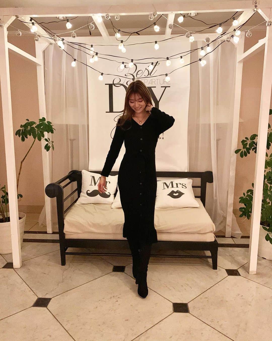 金子実加のインスタグラム：「性別年齢国籍関係なく、 好きな人と同じ時間を一緒に過ごせるだけで幸せなんだ🌹💕 . I'd like to get along well with everyone,regardless of age, nationality and gender. . I don't know what my type is. The one I fall in love with is my type. 恋に落ちた人が私のタイプ❤️ . . . . . #ブラックコーデ #ブラックニットワンピース #ニットワンピース　#love #my #life #thanks #everything #everyone #evermoment #japan」