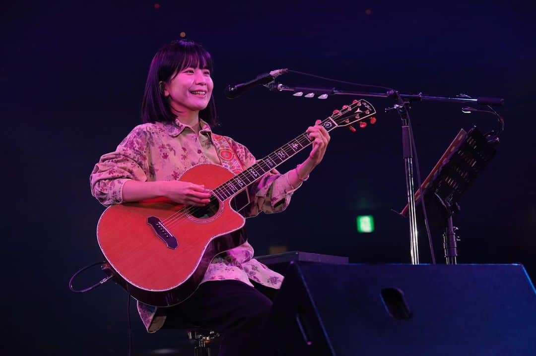 J-WAVEさんのインスタグラム写真 - (J-WAVEInstagram)「﻿ 【ライブ写真公開📸✨】﻿ ﻿ J-WAVE TOKYO GUITAR JAMBOREE 2020 RETURNS supported by 奥村組﻿ ﻿ 豪華アーティストがギター弾き語りで競演🎸﻿ ﻿ 12/27(日)、4組目は #橋本絵莉子 🎶﻿ どこまでも抜けていく歌声で両国国技館を包む。﻿ ﻿ Photo by 上飯坂一﻿ ﻿ 配信でも楽しめます（※アーカイブなし）﻿ ﻿ 12/27(日)￥1,650﻿ 配信チケットは19時まで販売🎫﻿ ﻿ https://eplus.jp/sf/detail/0945230002-P0030011?P6=001&P1=0402&P59=1﻿ ﻿ #jwave #ギター813 #ギタージャンボリー #guitar #radio #radiko #ラジオ #livestreaming #年末 #ギター #冬休み #弾き語り #両国国技館 #音楽 #music #配信ライブ #音楽ライブ」12月27日 18時06分 - jwave813