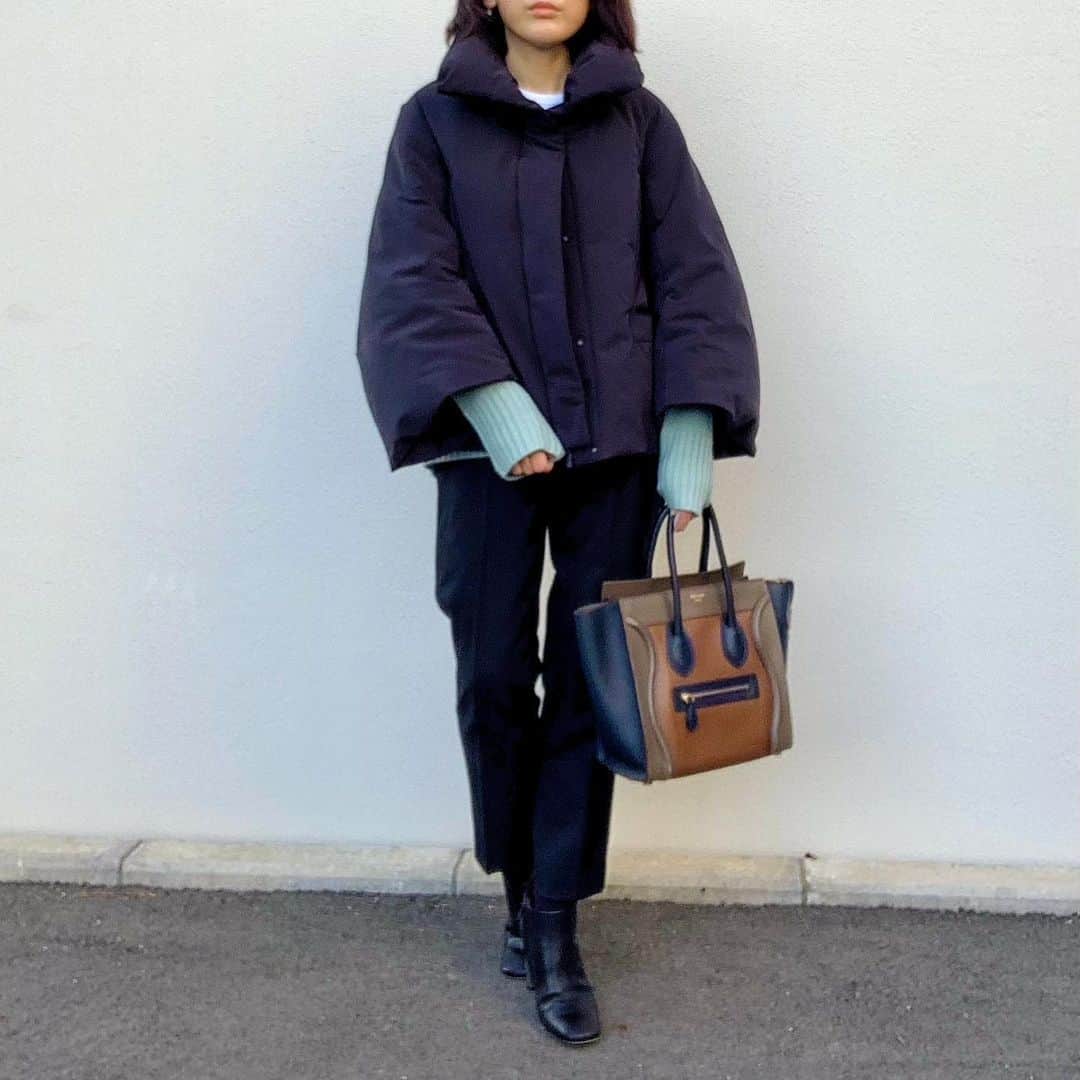 のインスタグラム：「. UNIQLO +J このダウン買うか迷っていたらあっという間にお品切れ… 再入荷のお知らせでやっと買えました🥺 . おチビと走り回る公園で大活躍しそう♡ . #uniqlo #uniqloplusj  #deuxiemeclasse  #celine #oldceline」