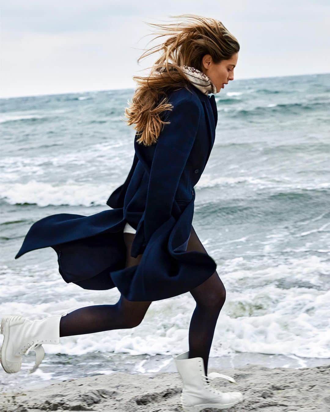 Mathilde Goehlerのインスタグラム：「Out for some fresh air 🌪」