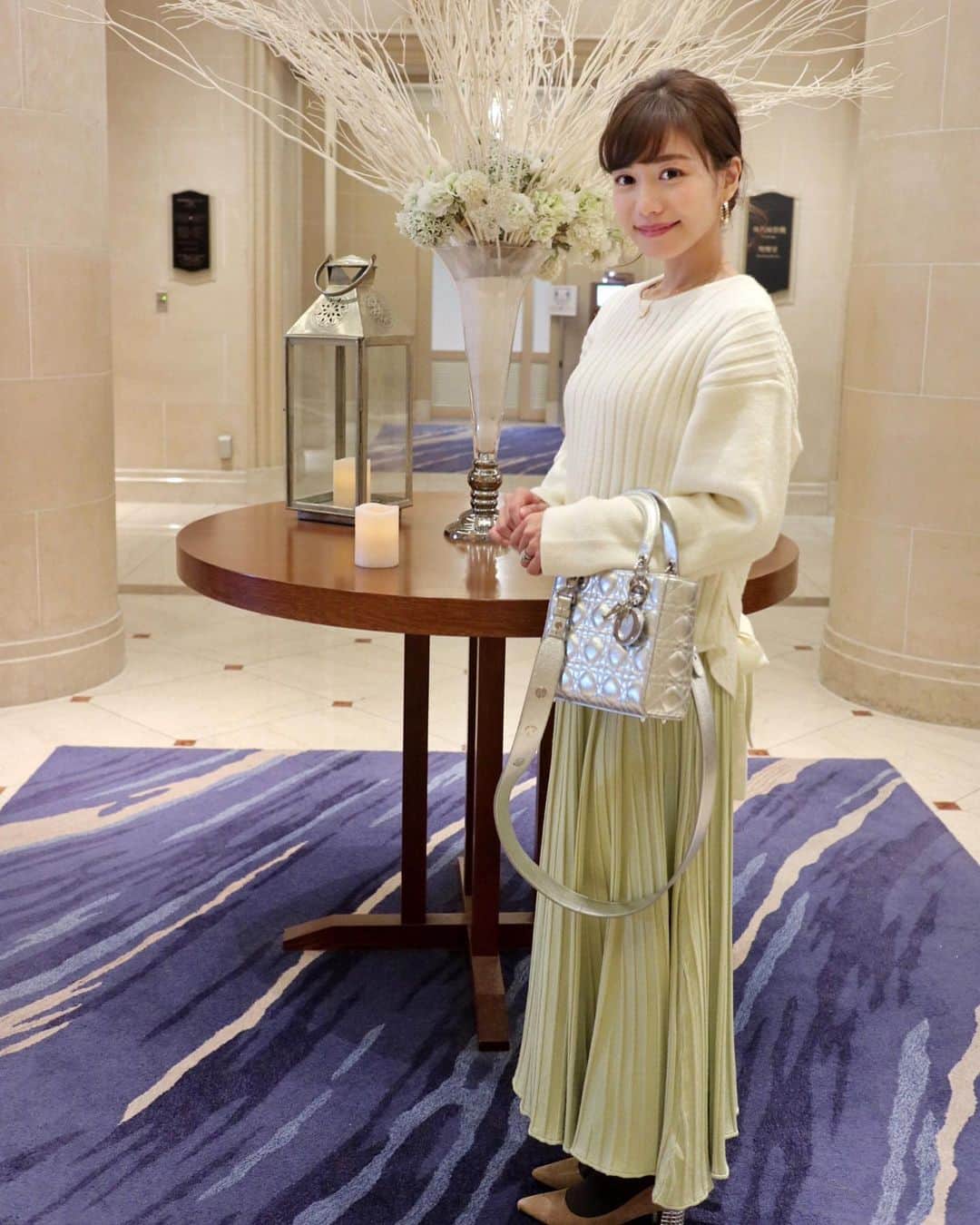 福山唯のインスタグラム：「今日も1日お疲れ様でした♡ . . 2wayで使えるニット☃️♡切り返しのラインが綺麗だから髪はシニヨンにしたよ♪ 優しいグリーンのスカートも春先まで使えそう🌿✨ @kuih_store  . . #coordinate #knit #winter #kuih #kuihst #hairarrange #weekend #コーディネート　#冬コーデ　#クイ　#ニット　#ニットスカート　#シニヨン  #まとめ髪　🐩♡」
