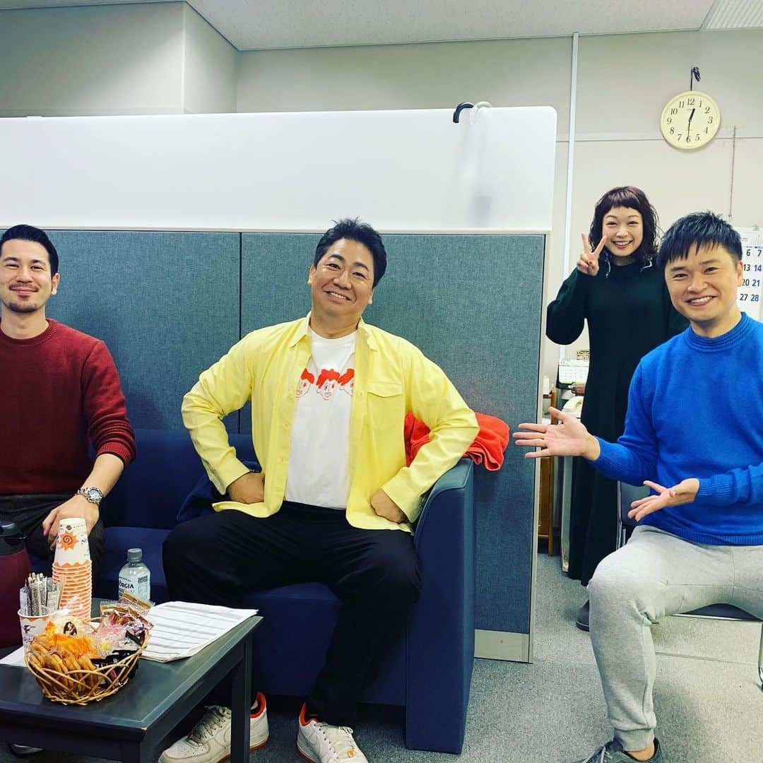 川原豪介さんのインスタグラム写真 - (川原豪介Instagram)「RKB【日曜もシエスタ】今日が年内最後の放送でした！ロケもスタジオも来年はたくさん出れるように頑張りまーす！来年もよろしくお願い致します‼️わーい‼️ #日曜もシエスタ #rkb #資さんうどん」12月27日 18時12分 - blueriver_kawa