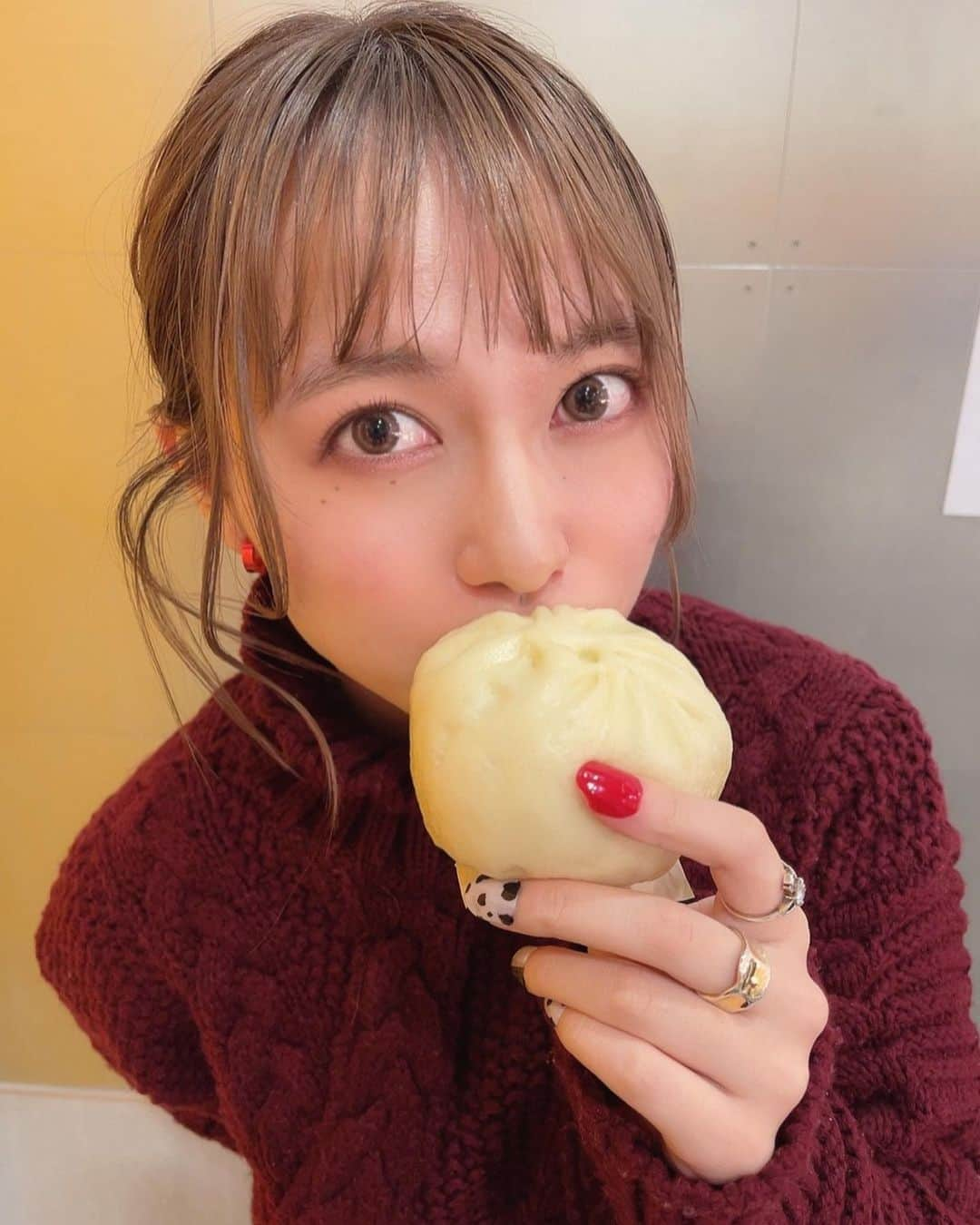 三浦菜々子さんのインスタグラム写真 - (三浦菜々子Instagram)「551の肉まん あれ。 何気にお初、、、？？？？  ケータリングで準備してくださって おいしくいただきました！ ボリューミーでお腹いっぱい☺️  #白キャン #真っ白なキャンバス #君と生きる #大阪公演 #三浦菜々子 #551豚まん」12月27日 18時13分 - miura_nanako