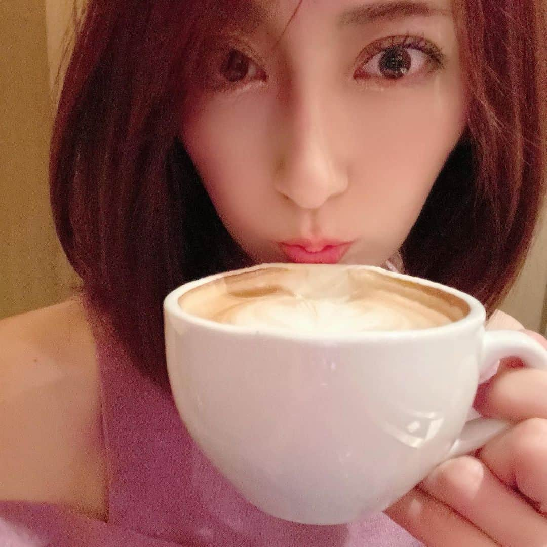 熊田曜子さんのインスタグラム写真 - (熊田曜子Instagram)「毎日カフェラテ生活☕️ 毎日　健康ラーメン生活をしている YouTube susur tv の　susuruくんみたいに ラーメンの食レポをやってみたよ🍜 ラーメンも大好きで週一は食べてる😍  #YouTube #熊田曜子チャンネル　#ラーメン　#susuru くん　#susurutv #食レポ　#カフェラテ」12月27日 18時13分 - kumadayoko