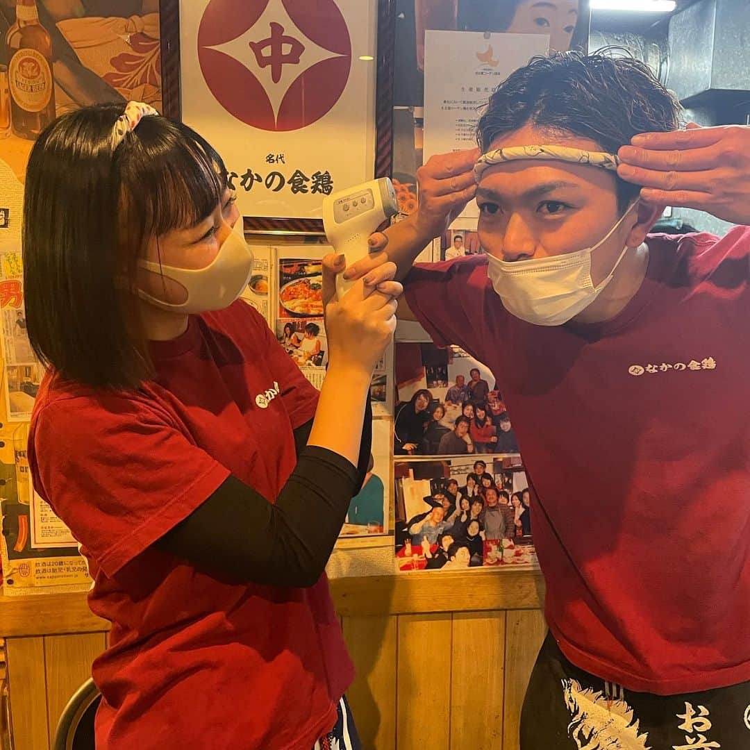 なかの食鶏十三店さんのインスタグラム写真 - (なかの食鶏十三店Instagram)「こんばんは！なかの食鶏十三店です🐓 本日みはなちゃんが今年ラスト出勤です🥺😢 髪の毛切ってかわいくなったのでぜひ見に来てください❤️ 社長とのツーショットも最高ですね？😀🌟 こんな感じで検温もしっかり行ってます！！もちろんアルコール消毒も！！👏🏽安心してご来店くださいね😌 #なかの食鶏 #なかの食鶏十三店 #十三居酒屋 #十三焼鳥 #十三グルメ #泣く子も黙る焼鳥 #来世も焼鳥食べたい #わかしんしか勝たん #検温しか勝たん #美男美女しか勝たん #なかの食鶏しか勝たん #勝たんしか勝たん #なかの食鶏は世界一」12月27日 18時27分 - nakanoshokkei.juso