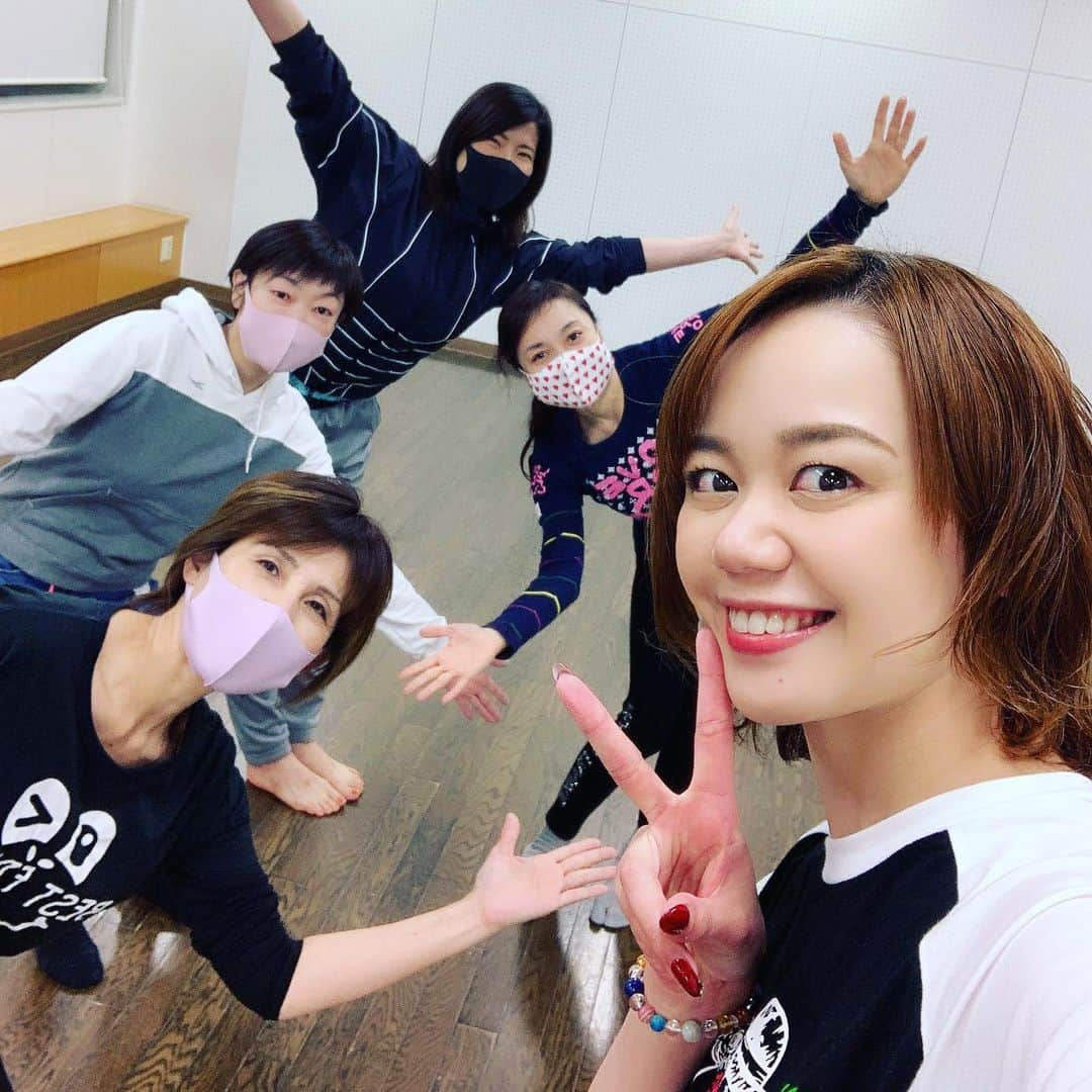 星吹彩翔のインスタグラム：「﻿ ﻿ 昨日、AYAKAジャズダンス✨年内ラストのレッスンでした💃🎶﻿ 踊り納めでしたぁー！！楽しかった🥰﻿ ﻿ 皆さんいつも明るくてパワフル✨﻿ 次のレッスンの日までに振付を自主稽古してお越しくださる程、一生懸命の皆さん！﻿ 今回、参加出来なかった皆さんも一緒に来年も楽しく踊りましょう😊🎶﻿ 沢山の方とご一緒できたら嬉しいです💓﻿ ﻿ ﻿ レッスンで着たこのTシャツ！﻿ なんと、劇メシで演出して頂きました﻿ #片岡百萬両 さんがデザインされたTシャツなのです✨﻿ めちゃめちゃかわいぃ🥰﻿ やっとゲットできました😄💓﻿ ﻿ ﻿ ﻿ #AYAKAジャズダンス﻿ #2020年ラストレッスン﻿ #来年も1月から踊りますよー✨﻿ #Tシャツ﻿ #KOGUMAP﻿ #2種類あるよ﻿ #かわいぃ🧸﻿」