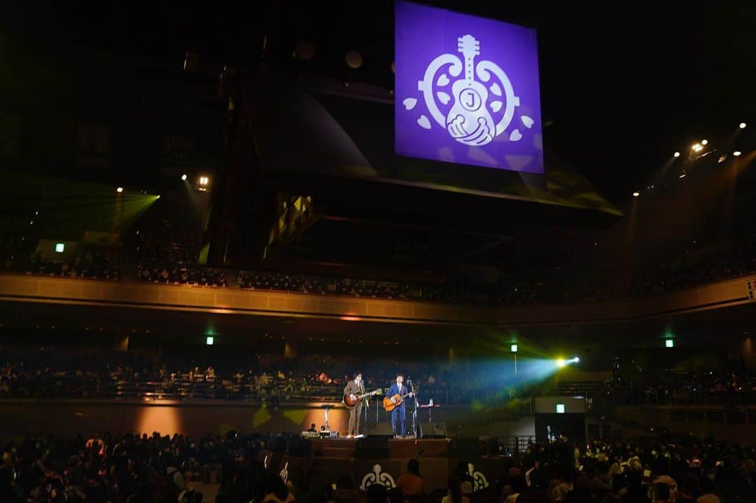 J-WAVEさんのインスタグラム写真 - (J-WAVEInstagram)「﻿ 【ライブ写真公開📸✨】﻿ ﻿ J-WAVE TOKYO GUITAR JAMBOREE 2020 RETURNS supported by 奥村組﻿ ﻿ 豪華アーティストがギター弾き語りで競演🎸﻿ ﻿ 12/27(日)、5組目は #真心ブラザーズ 🎶﻿ 3月開催時着用予定だったステージ用オーダーメイドスーツで登場。﻿ 両国国技館で“どか～ん”と楽しく。﻿ ﻿ @yokinghonnin﻿ ﻿ Photo by 上飯坂一﻿ ﻿ 配信でも楽しめます（※アーカイブなし）﻿ ﻿ 12/27(日)￥1,650﻿ 配信チケットは19時まで販売🎫﻿ ﻿ https://eplus.jp/sf/detail/0945230002-P0030011?P6=001&P1=0402&P59=1﻿ ﻿ #jwave #ギター813 #ギタージャンボリー #guitar #radio #radiko #ラジオ #livestreaming #年末 #ギター #冬休み #弾き語り #両国国技館 #音楽 #music #配信ライブ #音楽ライブ」12月27日 18時20分 - jwave813