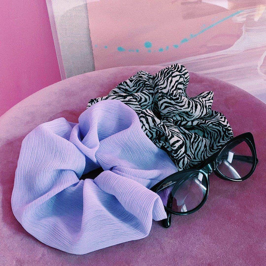のインスタグラム：「. 【RECOMMEND ACCESSORY】 . ▼accessory BIGシュシュ ￥1,650→￥1,485(tax in) ICE/MIX/D.MIX . タートルニットなど、首詰まったトップスと合わせると 顔周りがすっきりしてオススメ！ BIGシュシュはSSのマストバイなトレンドアイテムです♡ . jouetie official WEB STORE RUNWAY channel NEW ITEM & PRE ORDER ITEM ALL10%OFF!!! ～12/31(WED)23:59まで . @jouetie_official TOPページURLからチェック✔️ 商品詳細は画像をタップ🛒📌 . #jouetie #jouetie2020ss #jouetie_ootd #fashion #SPRING #summer #street #mixstyle #ジュエティ」