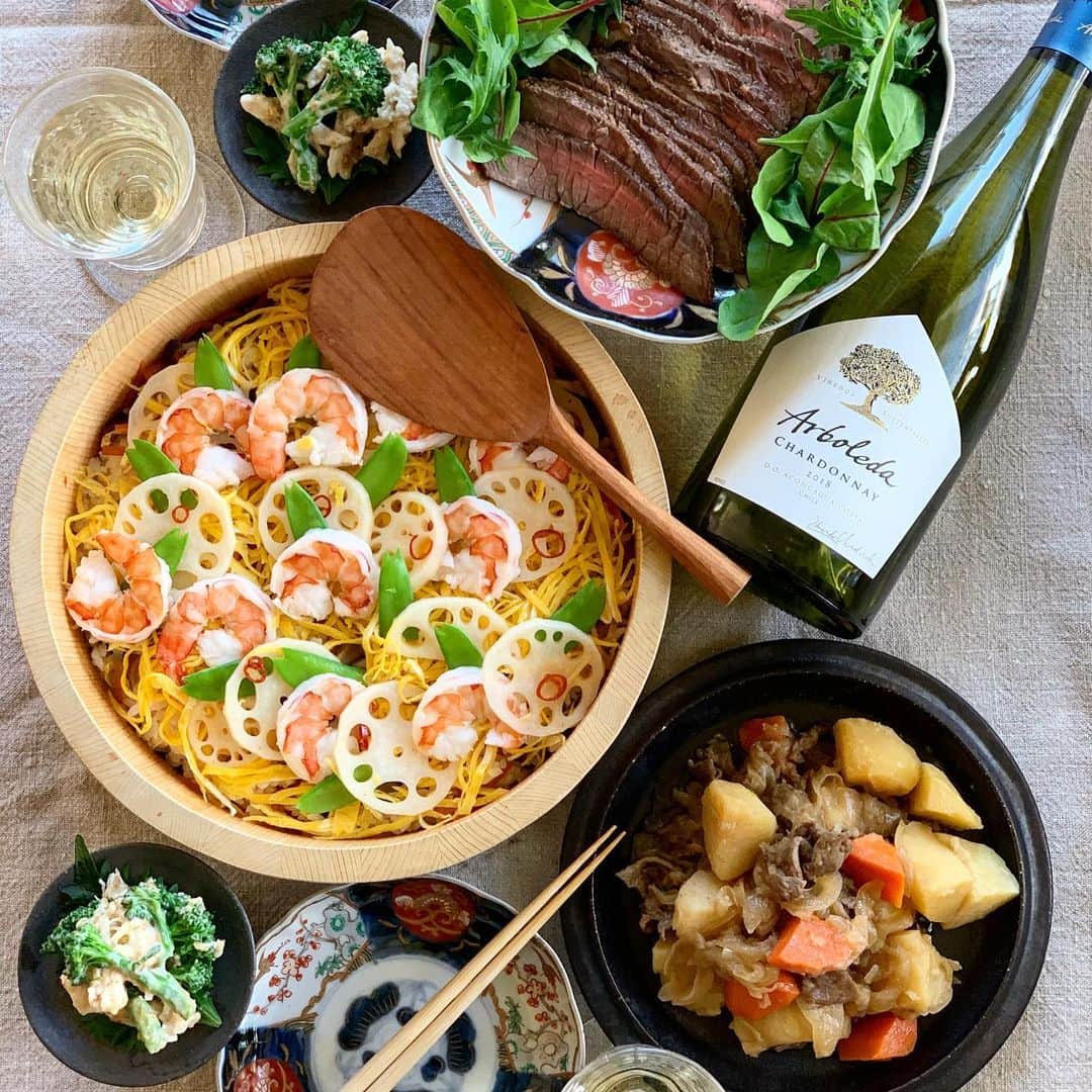 Atsukoのインスタグラム：「Today's dinner ･ ちらし寿司 肉じゃが ローストビーフ ブロッコリーとササミの柚子胡椒味噌マヨ合え ･ 年末年始にアルボレダを購入しお家で飲んでほしくてお料理作成❤ アルボレダワインといえば  ★少量生産のブティックワイナリー✨ ★カベルネ・ソーヴィニヨンの聖地で造られたワイン🍷 ･ 今回は白をのみましたが、ちょうど良い辛口で好みの味😍おせちにも合うかんじです。 年末年始で家に人が来たり、もちろん家族で飲むのもあり✨是非1度お試ししてみてください🍷  #pr#アルボレダ#サスティナブル#エシカル#チリワイン#自然派ワイン#カベルネソーヴィニヨン」
