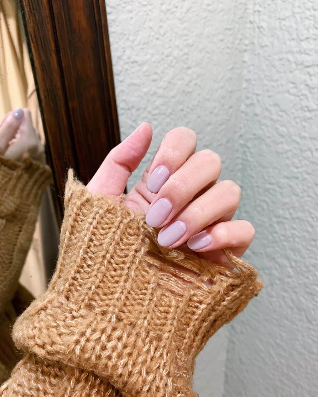 Shiho Sasakiのインスタグラム：「今年最後のネイル💅 薄いグレーのone color☁️ カーキとかブラウンとかグレーとか 何色のお洋服にも浮かないカラーを選びがち🕊 #nail」