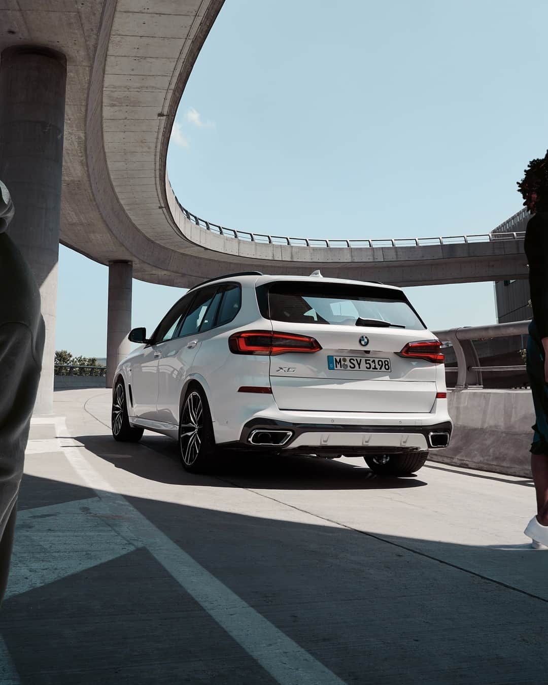 BMWのインスタグラム：「Every curve leads you to your triumphal arch. The BMW X5. #TheX5 #BMW #X5」