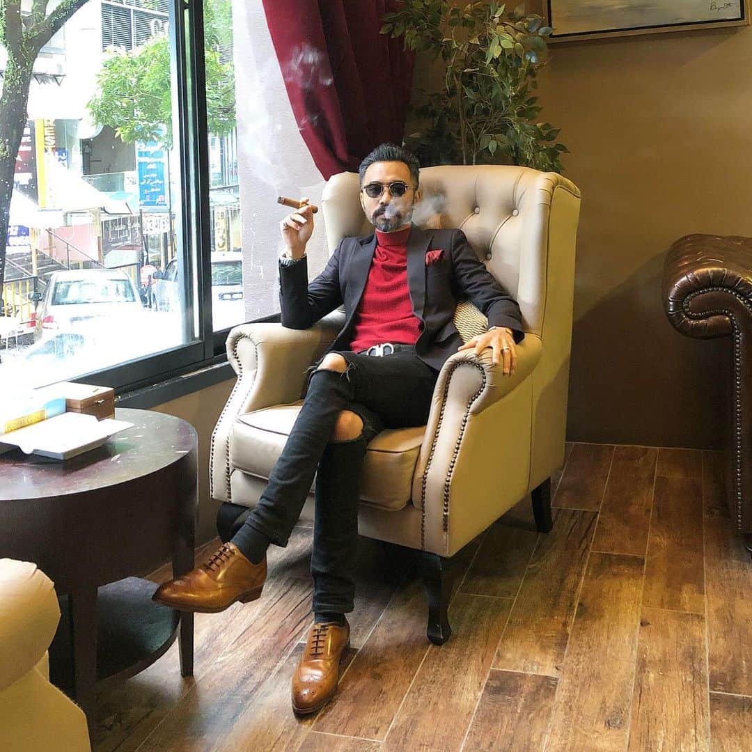 Wak Doyokのインスタグラム：「Hidup ni kena sentiasa happy walau orang cakap pasal kita, kita tetap steady jangan ada simpan dalam hati. 💪🏻 #2021 #TakPanaske #AkuYangPakaikoYangPanas #KodahKenapa #WdCigar #MegWak #WakDoyok #LegasiWakDoyok #WDLifeStyle #WakDoyokFC #BeardedGentlemen #Sedagher #MensWear #Fashion #MensFashionReview #StreetFashion #Dapper #Ootd #Style #MensFashionPost #TheMenClub #MenWithClass #Details #Sartorialist #Pittiuomo #Class #British #Usa」