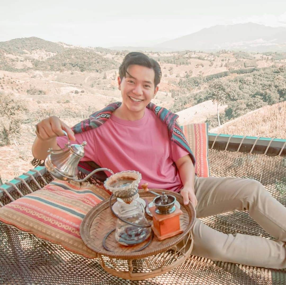 アイス・サランユーのインスタグラム：「Drip กันหน่อยไหม เบล❤ @nannative.kewmuang  ร้านอาหาร สุดChic บนดอยกิ่วม่วง อ.สันติสุข จ.น่าน  ควบคุมการผลิต by Chef First ผู้ชนะ จาก MasterChef Thailand Season 2  อาหารFushionแบบเหนือ หลาย Menu นำเสนอออกมาได้ กลมกล่อมลงตัวมาก Pizza น้ำพริกอ่อง เอย Salsa น้ำพริกอ่องเอ่ย icecream รสชาติ ไทย เสริฟ กับ Panna cotta ผสมไปกับ view หลักล้าน ของ กิ่วม่วง สุดๆไปเลย ใครแวะ มาน่าน ก็แวะ มาเน้ออออ」