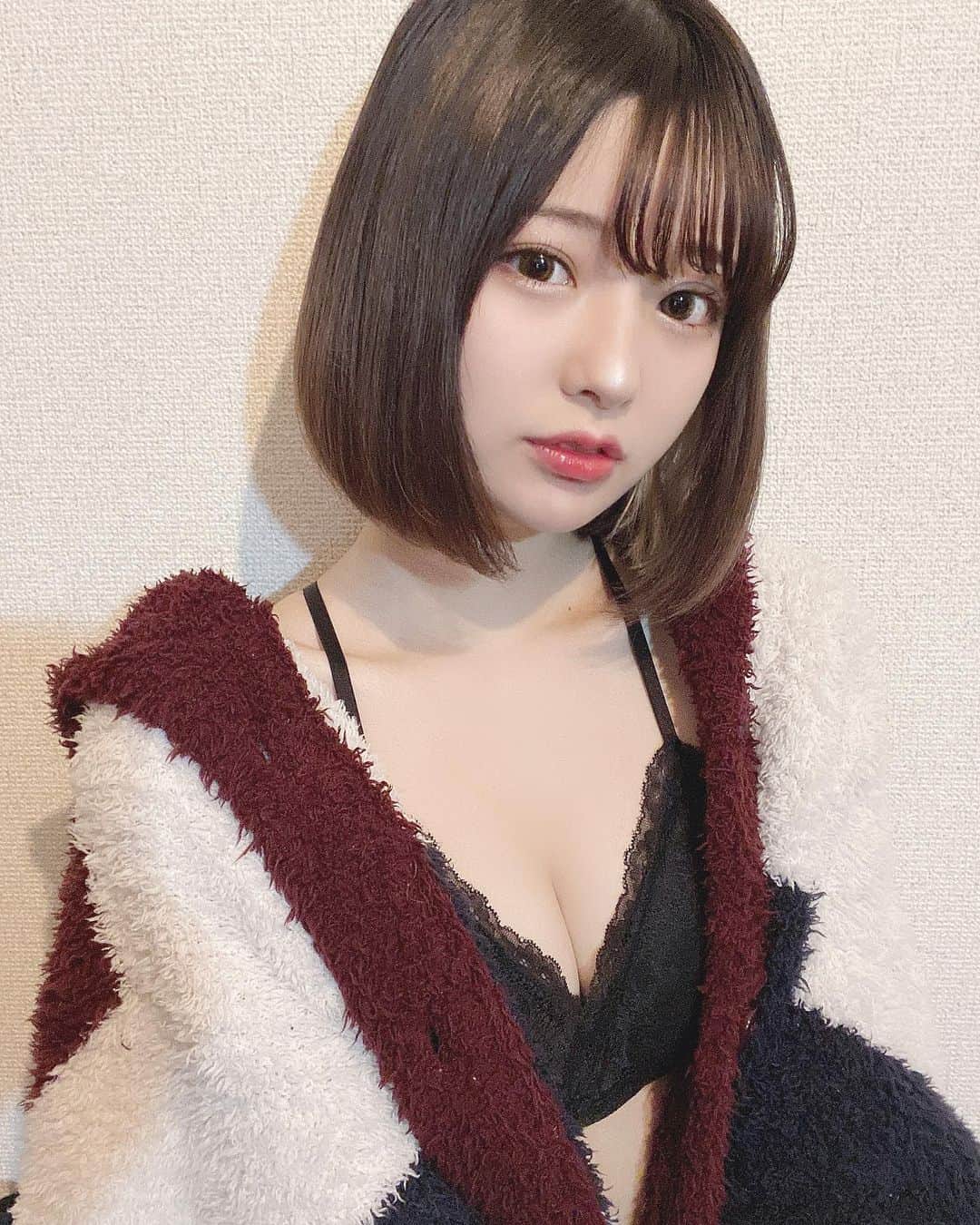 sarimaru(国木田さりまる)のインスタグラム：「レースが可愛いしショーツもブラも締め付け感ないから付けたまま爆睡してるよ👶🏻💭 寝苦しくて寝れない人は着け心地良いからおすすめ🐧  #NoaBra #ノアブラ #ブラレット #ルルクシェル #ノンワイヤーブラ」