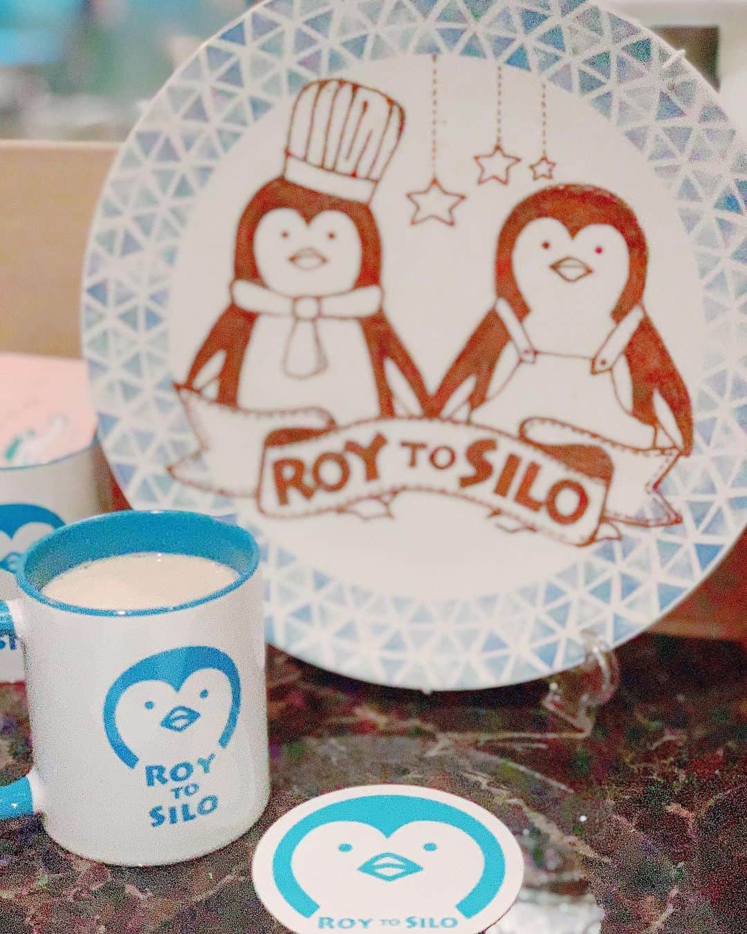 白井佑奈さんのインスタグラム写真 - (白井佑奈Instagram)「🍨💗🍨💗 . . 👑新宿歌舞伎町で夜中でも美味しいパフェが食べられる👑 . 新宿歌舞伎町にお気に入りのパフェ屋さんできた🙈💕 . . ペンギンが店内に溢れている『ロイトシロ』さん！✨どこもかしこもペンギンで可愛いの🐧 . . 12月はクリスマスのパフェや白トリュフをふんだんに使ったパフェもあって、斬新なメニューが美味しすぎた🤤❤️ . . 2021年は1/8から営業開始❣️ 2週間に1度メニューが変わるらしいから、またすぐに行かなきゃ😂 . ラブラブなお2人の、とってもアットホームなお店☺️店員さんに会いに行きたくなる、そんなお店です💗🏡 . . ✽コロナで営業時間が22:00-3:00→21:00-2:00に変更中 ✽予約はないので当日並んでね♪ . . . ＊＊＊＊＊＊＊＊＊＊ Roy to Silo ロイトシロ 営業時間:21:00-2:00(L.O.1:00) 定休日:月火 @roytosilo  ＊＊＊＊＊＊＊＊＊＊ . プロフィールリンクはこちら👉 @yuna_smile0130  . . #新宿パフェ#新宿カフェ#新宿グルメ#新宿ランチ#新宿締めパフェ#新宿スイーツ#新宿#新宿歌舞伎町#歌舞伎町#歌舞伎町カフェ#歌舞伎町グルメ#東京カフェ#スイーツ好きな人と繋がりたい#締めパフェ#パフェ巡り#パフェ好きな人と繋がりたい#東京パフェ#東京パフェ巡り#カフェ巡り#カフェスタグラム#グルメ好きな人と繋がりたい#グルメ女子#グルメスタグラム#インスタグルメアワード2020#japanesegirl#fff#sweets#desserttokyo#cafe#gourmet」12月27日 18時34分 - yuna_smile0130