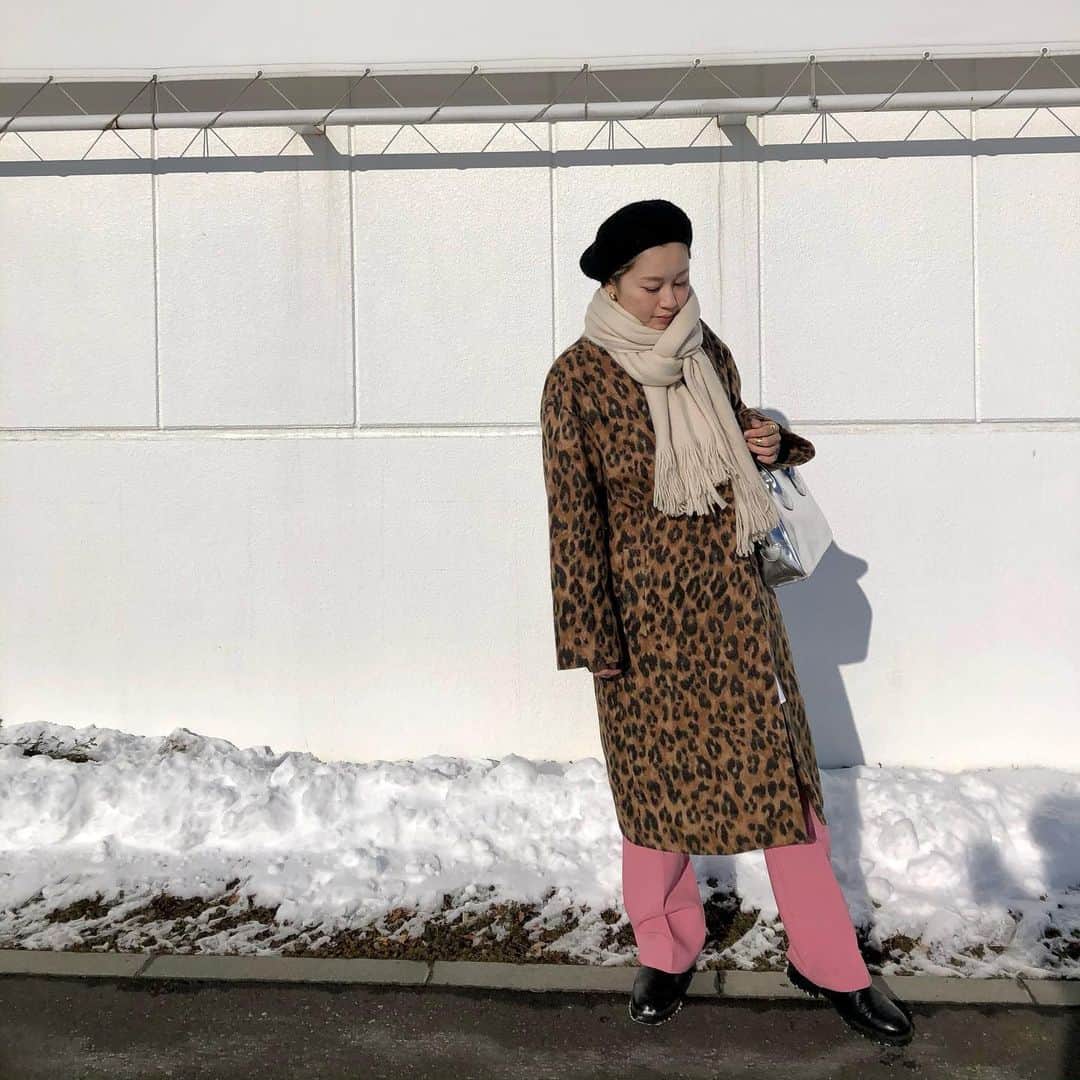 ◆miki◆のインスタグラム：「* * 実を言うと 夫婦揃って頭弱めなんだけど🤫 (知ってたか) (ののなのも薄ら気付いてる🤭) (マズい)  父ちゃんに ねぇこれなんて読むんだっけ？ って見せられた漢字が まさかの  「辛い」「ツライ」「つらい」  わし え？😀嘘でしょ？読めないの？ 言うたよね。  彼の中で「ツラい」のワードは ないらしい  なのに、凄い本読むんだよね 父ちゃん📕 この日もTSUTAYAでずーっと。  絶対、半分以上漢字 読めてないと思うわ☺️  #母ちゃんのootd #ママコーデ #ママファッション #アラフォーコーデ #アラフォーファッション #ヒョウ柄ババア #頭は弱め #辛い」