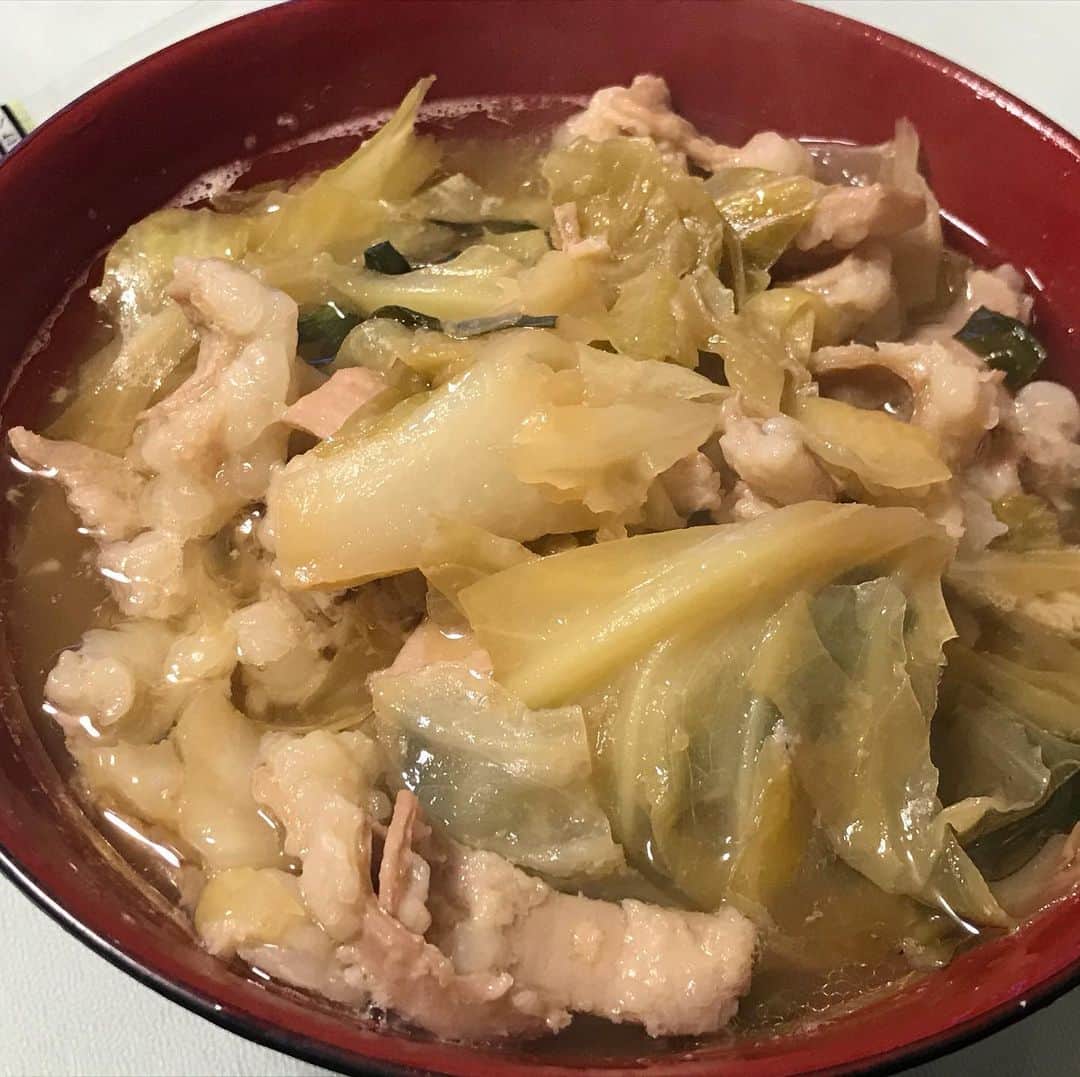 のインスタグラム：「・ あったまろ ・ って思ってホルモン鍋作ってみた ・ 大量のホルモンで胃が持たれた ・ 欲深い人間に涙 ｡ﾟ∵･(ﾉД`)∵ﾟ｡ うわああん ・  #静岡グルメ #静岡ランチ #パン🥐  #静岡 #静岡市街中ランチ #ラーメン🍜 #おすすめカフェ☕️#静岡市パン屋 #デザート #スイーツ🍰 #駿河区おすすめランチ  #葵区ランチ #静岡市ランチ #静岡市グルメ #静岡市カフェ #静岡市 #食通 ・ ・ 静岡市の食通さんと繋がりたい 情報交換求む  もっと美味しい店知りたい ・ #followme #eat #grumet #food #cafe #lunch  #Shizuoka #japan #japan food」