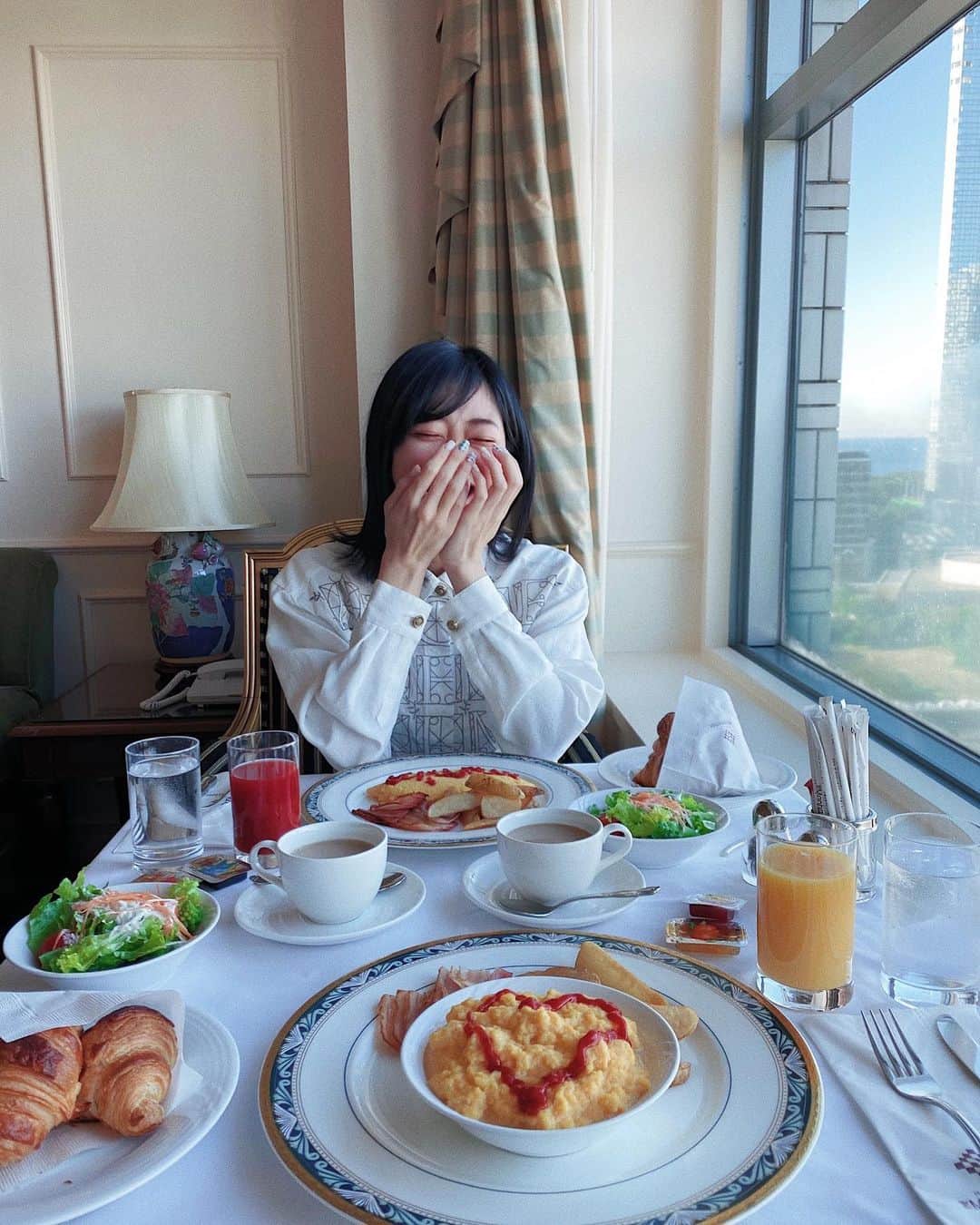 中島奈津希さんのインスタグラム写真 - (中島奈津希Instagram)「🍴💭❤️﻿ ﻿ ﻿ ﻿ ﻿ おはようございます🍴💭❤️﻿ ﻿ ﻿ 年末に掛けてバタバタ過ぎて﻿ 数日前にこんな優雅な朝食食べてたのすっかり忘れてた😀❤️🍴笑﻿ ﻿ ﻿ ﻿ ﻿ ﻿ 写真は、#ホテルザマンハッタン (@hotelthemanhattan )のモーニング🏨﻿ ﻿ ﻿ 初めて食べたけど、﻿ ボリューム満点で美味しかった😍😍﻿ 私がスクランブルエッグ、﻿ お姉(@nakajima_ayano )がオムレツだったのに﻿ 私が間違えてお姉のオムレツにケチャップつけちゃったという😂😂笑﻿ しかもガッタガタの＂morning＂を書きました。笑﻿ ﻿ ﻿ ﻿ 今日も楽しむぞーーー☃️❤️﻿ ﻿ ☁️☁️☁️☁️☁️☁️☁️☁️☁️☁️☁️☁️☁️☁️☁️☁️﻿ #hotelthemanhattan#hotel#maihama ﻿ #ホテル#舞浜#海浜幕張#舞浜ホテル#海浜幕張ホテル#ホテルステイ#ホテル女子会 #朝食#お泊まりディズニー」12月27日 9時44分 - nakajima_natsuki