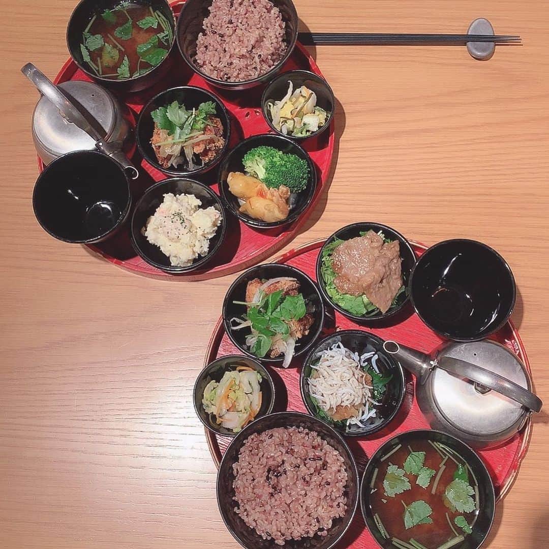 板野優花のインスタグラム：「大阪・梅田 うめきた広場にある 24/7 cafe Apertment osaka さん ・ 夜ご飯の時間に行ったから カフェじゃなくて健康的なご飯にしました🥳💕 ・ 好きなおかずが10種類以上の中から3品選べて ご飯も白米か玄米が選べたよー🤤💓 ・ 座席にはコンセントもついてたから ありがたかったのー😭✨ ・ #大阪カフェ #大阪グルメ #梅田カフェ #梅田グルメ #関西カフェ巡り #北区カフェ #カフェ巡り好きな人と繋がりたい  #関西グルメ #おいしいもの好きな人と繋がりたい #カフェ活 #おすすめカフェ #食欲の秋 #カフェ女子 #健康ご飯 #玄米ランチ #ゆーろの美味しいメモ」