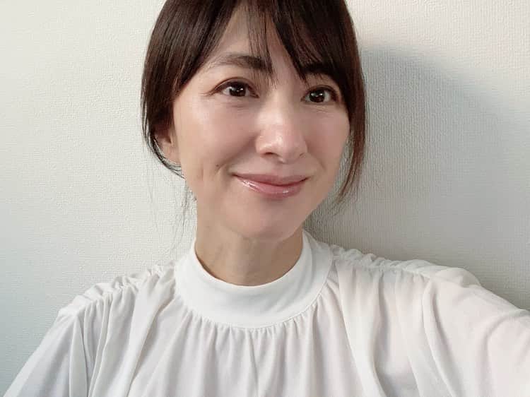 前田ゆかさんのインスタグラム写真 - (前田ゆかInstagram)「今月発売中 美ST2月号で 「PG2 原液美容液」のプラスワン美容を詳しくご覧いただけます。   ピュアエッセンスの 原液美容液とは？  成分がとてもシンプルです。余分な成分を含まないため、その成分の持つ効果をダイレクトに得られる可能性が高く、プロテオグリカンはヒアルロン酸の約1.3倍の保水力にプラスEGF様作用を持ったピュアエッセンス美容液。  秋からプラスワン美容を続けていますが、保水力がアップしたおかげでハリ、弾力がふっくら潤ってきました。  手のひらにとって温め、顔全体になじませたら最後にホールドするようにプレスすると、もっと浸透して肌がふっくら。  やはり大切なのは素肌力、乾かない、揺らがないをキープすることが素肌に自信が持てるようになります。  私のプラスワン美容！美ST2月号をぜひご覧になって下さい♪  お得なキャンペーンも実施中です！  #美ST  @pg2_jl  #pg2ピュアエッセンス  #プロテオグリカン  #原液美容液  #まえゆかプラスワン美容」12月27日 9時46分 - maeyuka