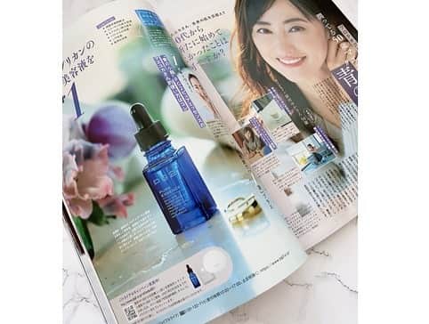前田ゆかのインスタグラム：「今月発売中 美ST2月号で 「PG2 原液美容液」のプラスワン美容を詳しくご覧いただけます。   ピュアエッセンスの 原液美容液とは？  成分がとてもシンプルです。余分な成分を含まないため、その成分の持つ効果をダイレクトに得られる可能性が高く、プロテオグリカンはヒアルロン酸の約1.3倍の保水力にプラスEGF様作用を持ったピュアエッセンス美容液。  秋からプラスワン美容を続けていますが、保水力がアップしたおかげでハリ、弾力がふっくら潤ってきました。  手のひらにとって温め、顔全体になじませたら最後にホールドするようにプレスすると、もっと浸透して肌がふっくら。  やはり大切なのは素肌力、乾かない、揺らがないをキープすることが素肌に自信が持てるようになります。  私のプラスワン美容！美ST2月号をぜひご覧になって下さい♪  お得なキャンペーンも実施中です！  #美ST  @pg2_jl  #pg2ピュアエッセンス  #プロテオグリカン  #原液美容液  #まえゆかプラスワン美容」