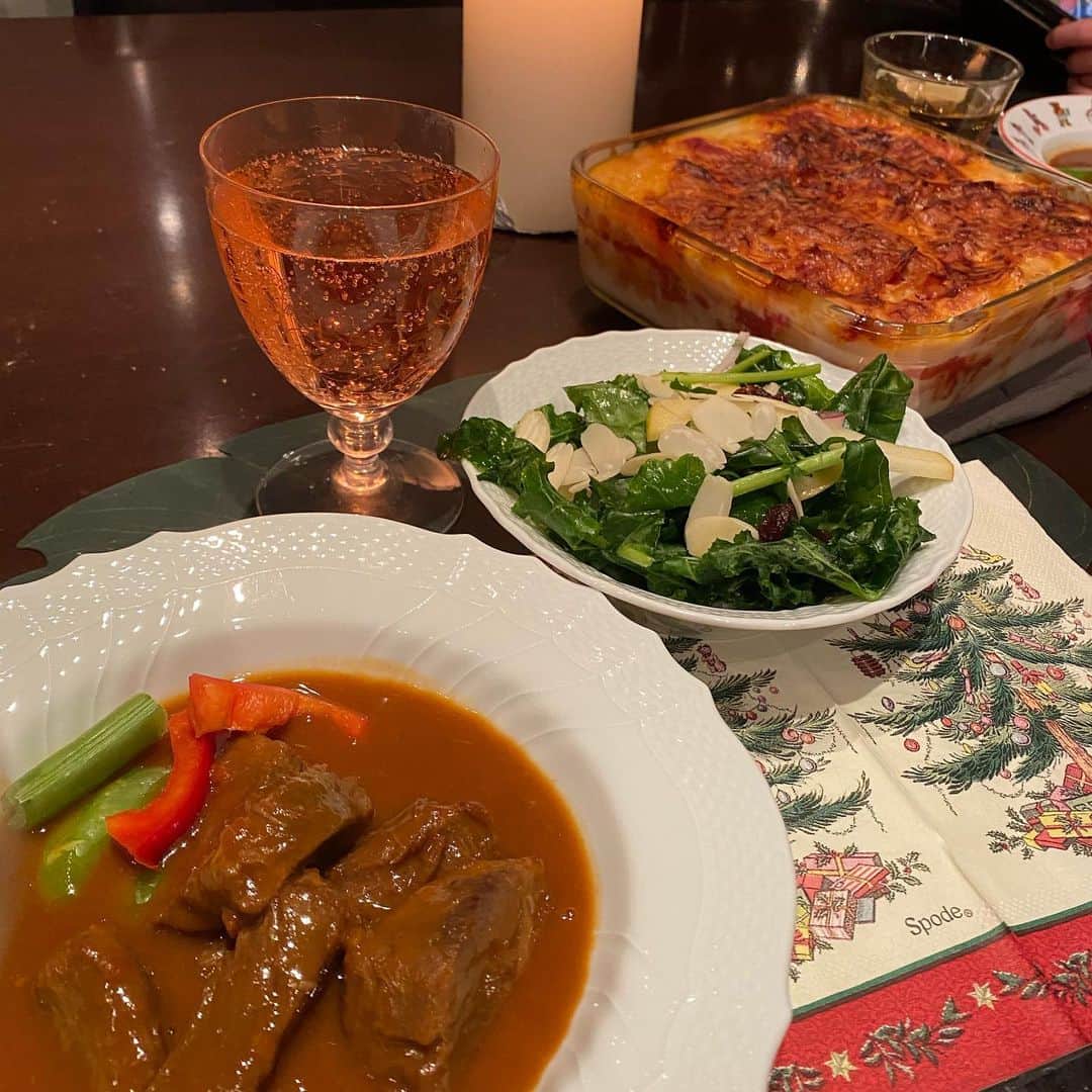 松川浩子さんのインスタグラム写真 - (松川浩子Instagram)「クリスマスディナーは 楽してキットで！ タンシチュー ラザニア りんごとケールのサラダ 時短だったから ティラミスまで作れちゃいました。  私も毎年恒例の 宝くじのプレゼントをもらい 年末がワクワク⭐️  娘がサンタさんからもらった BTSの韓国語講座Boxで 新年から頑張ろ〜っと👍  #oisixキット #クリスマスディナー #タンシチュー #ケールのサラダ #ラザニア#ティラミス」12月27日 9時49分 - hiroko_matsukawambs