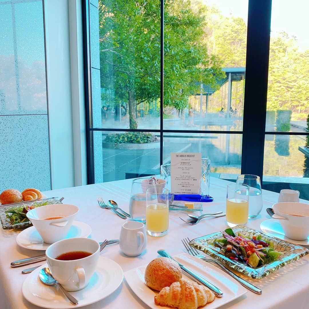 海野ナルさんのインスタグラム写真 - (海野ナルInstagram)「おはようございます🌞 最近更新率たかめ🤣 #goodmorning #morning #朝食　#hotelmorning #resorttrast」12月27日 9時54分 - naru_kaino