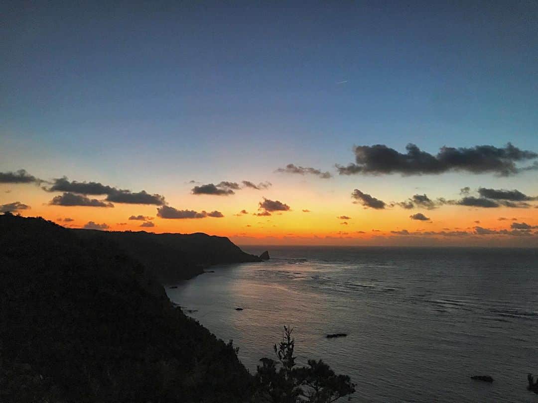 倉地美晴さんのインスタグラム写真 - (倉地美晴Instagram)「・ 今年もあと5日。  過ぎゆく月日を、限りある時間を、誰と共有するのか。  来年はもっと、大切な人たちとのつながりを深めていきたいな。  #mothernature #motivation #nature #sea #sun #sunrise #sunset」12月27日 9時54分 - miharu_kurachi