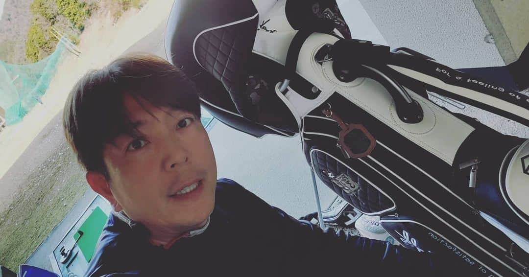 竹内弘一のインスタグラム：「早朝、次男のサッカー送って久々に練習場へ。夏以来か？？この朝の練習場の時間、ひとりボーッと座ってみなさんの弾道を見てる時間が好きなんだよなー。よい日曜日を！#ゴルフ練習場 #golfrange #rootsgolf #sundaymornings」