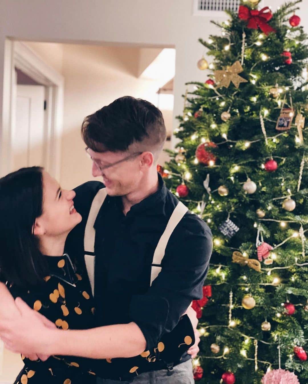 Just Jaredさんのインスタグラム写真 - (Just JaredInstagram)「@joeyking and boyfriend @stevenpiet are so cute together in these Christmas photos that she shared on Instagram! #JoeyKing #StevenPiet Photos: @joeyking」12月27日 9時57分 - justjared