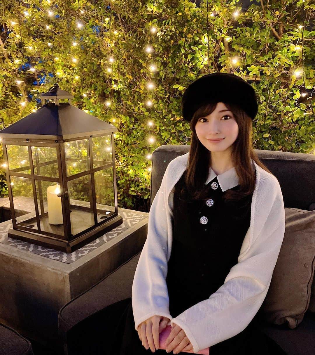 早田悠里子さんのインスタグラム写真 - (早田悠里子Instagram)「先日palace hotelに行ったときの写真☺️❣️ イルミネーションがすごく綺麗でした✨  モノトーンコーデ🦢 @foxey_official でまとめてみました☺️👗  冬はfoxeyの出番が多いです🥰 特にヌートリアの帽子がお気に入り👒  #foxey #フォクシー #153cmコーデ」12月27日 10時00分 - yurikohayata
