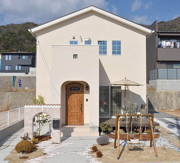 西本ハウスのインスタグラム：「🎈 【外観特集】  Blanc Ange  【モデルハウス見学予約受付中🏠】 土日祝はもちろん平日でも色々なスタイルのモデルハウスをご見学いただけます😊🎈  場所:安佐南区山本新町（春日野）  イベント情報はこちら▼ @nishimoto_house ⇧プロフィールのURLよりご覧いただけます👀  🎍年末年始休業のお知らせ🎍 誠に勝手ながら、12/28(月)〜1/6(水)まで休業とさせていただきます。尚、休業期間中に頂きましたお問合せにつきましては、1/7(木)より順次対応させて頂きますので、何卒ご了承の程、よろしくお願い申し上げます。  #西本ハウス #広島県 #工務店 #ZEROCUBE #ゼロキューブ #グッドデザイン賞 #1000万円からはじめる家づくり #子育て世代の家  #子育て世代の家づくり #デザイン住宅  #デザイナーズ住宅 #新築一戸建て #マイホーム #新築マイホーム #注文住宅 #規格住宅 #家づくり #暮らしを楽しむ #セミオーダー住宅 #セミオーダー #セミオーダーハウス #広島建売 #建売 #分譲住宅 #分譲中 #広島分譲住宅」