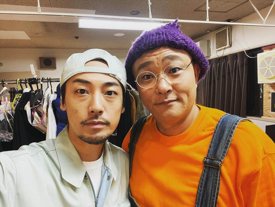 福士誠治さんのインスタグラム写真 - (福士誠治Instagram)「おっかちゃん劇場にて 脚本の金沢知樹さん そしていのさわようじさん を本日はピックアップ！  本日は生配信もやっております。 コロナで外出を控えている方。 本日家で是非是非配信を見てくださると嬉しく思います。  画面越しに私たちキャストスタッフ一同心よりお待ちしております。  #福士誠治 #金沢知樹 #いのさわようじ #おっかちゃんげき #生配信 #本多劇場 #演劇 #舞台」12月27日 10時16分 - seiji_fukushi