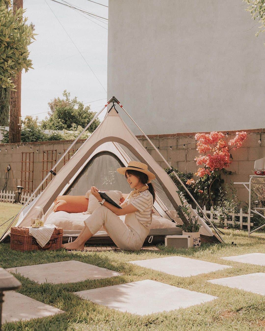 W E Y L I Eのインスタグラム：「My favorite memory from Spring earlier this year. Camping in the backyard was so fun! I’m thinking about doing it again now that it’s Winter and so chilly! 💨 Yes, 50 degrees is very chilly to me ok! 😂 A few years ago, I went to Yosemite for the first time and camped in 20 degree weather. It was soooo cold I thought I wasn’t gonna make it through the night 😂 The biggest lesson I learned from that trip is to have the right gear & check the weather!🏕 Ok, I miss camping a lot. Can you tell?」