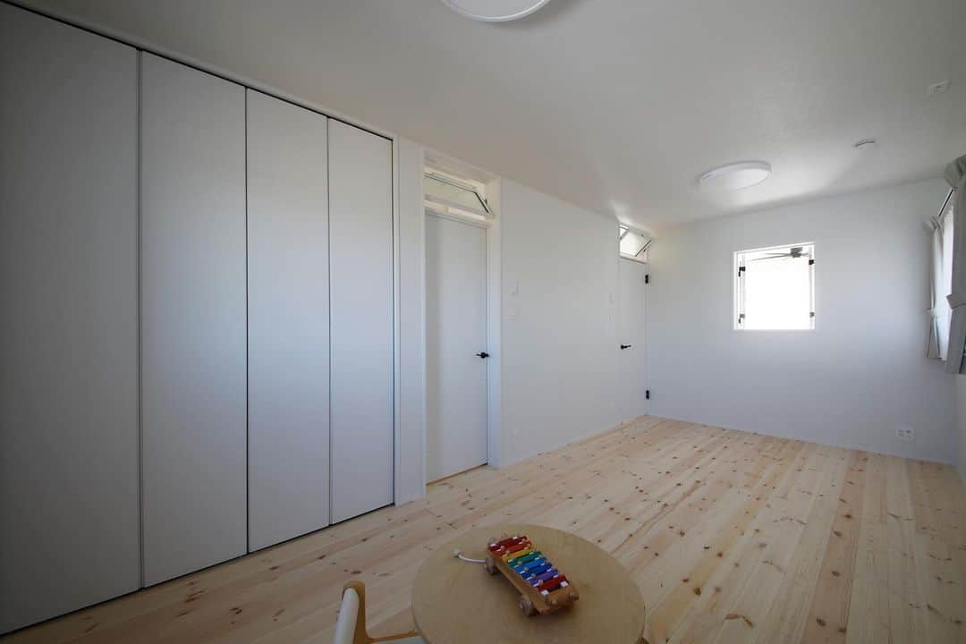 ファンデザインワークスさんのインスタグラム写真 - (ファンデザインワークスInstagram)「【施工事例のご紹介】 小窓のある広々とした子供部屋と 落ち着いた雰囲気の寝室  パイン材の床板が 温もりのあるプライベートルーム空間をつくります  (津幡町 MS様邸) -------------------------------------------- その他の施工事例は @fandesignworks リンク先のWORKSよりご覧ください。 ﻿ Facebookの場合﻿は以下のリンクより http://www.fandesignworks.com -------------------------------------------- ・ FANのパッシブモデルハウス（津幡町中橋） 『石川県 津幡町 Asuの家』 見学ご予約はお気軽に @fandesignworksまたはURLから公式HP内 ご希望の日時をご連絡ください。 ・ #ファンデザインワークス」12月27日 10時12分 - fandesignworks