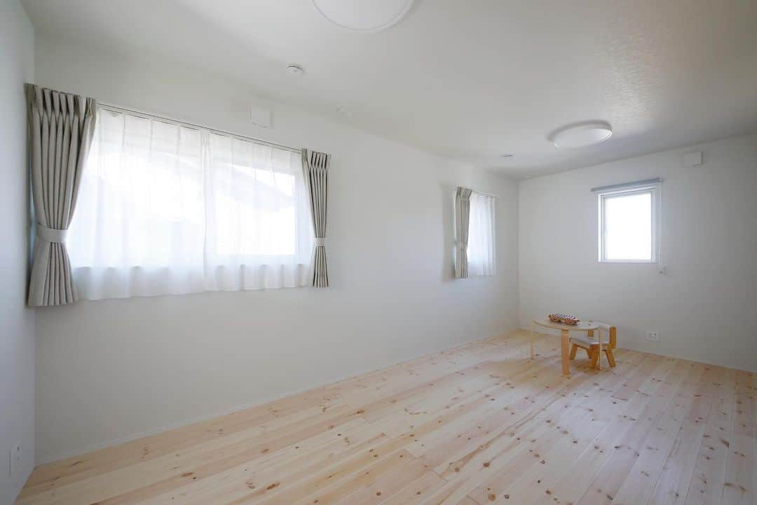 のインスタグラム：「【施工事例のご紹介】 小窓のある広々とした子供部屋と 落ち着いた雰囲気の寝室  パイン材の床板が 温もりのあるプライベートルーム空間をつくります  (津幡町 MS様邸) -------------------------------------------- その他の施工事例は @fandesignworks リンク先のWORKSよりご覧ください。 ﻿ Facebookの場合﻿は以下のリンクより http://www.fandesignworks.com -------------------------------------------- ・ FANのパッシブモデルハウス（津幡町中橋） 『石川県 津幡町 Asuの家』 見学ご予約はお気軽に @fandesignworksまたはURLから公式HP内 ご希望の日時をご連絡ください。 ・ #ファンデザインワークス」
