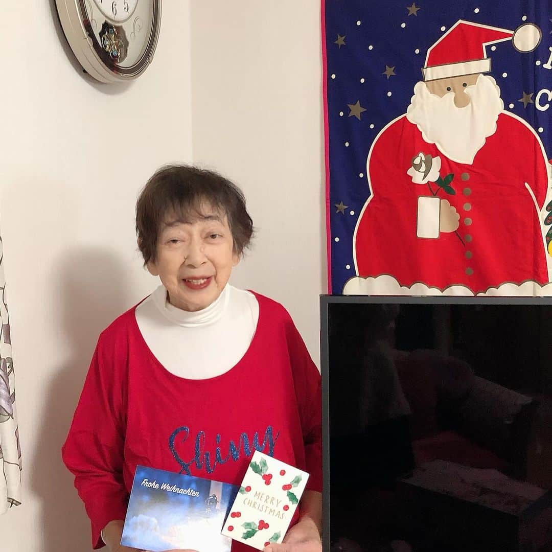 大津びわ子のインスタグラム：「お帽子をかぶれば、サンタさん？笑 80代ラストクリスマス  #かわいいおばあちゃんになりたい  #プレゼント🎁ありがとう」