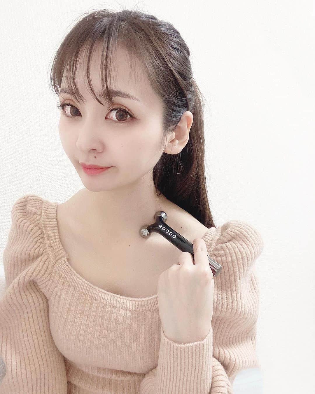 藤後 沙織 とうごさおりのインスタグラム：「@yaman.official のWAVY mini for Salon使ってみたよ☻ 普通のコロコロとは違って、ぶるぶるEMSが流れてくるから、美容液の導⼊までできちゃう♡ ⼩さいからポーチに⼊れて持ち歩けて旅行とかにも持って行けそう♫ 最近はNetflix見ながら、コロコロしてます。 年末年始もこれを使って、リフトアップした小顔めざします🤗 ・ #ヤーマンプロ #WAVYminiforsalon #美顔ローラー #リファ #PR」