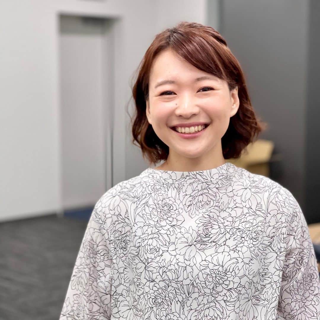 有田優理香のインスタグラム：「仕事納めました💮  今年もあと少し。振り返ればこの一年は、たくさんの方に取材を通して出会うことができました。 その分野の専門の方から聞く話は勉強になりますし、何かを頑張る方からは元気をもらいました。インタビューはアナウンサーの醍醐味とはまさにこのこと！  そして、伺った思いやメッセージを一つでも視聴者の皆さんに届けたいと奔走しました。来年はもっとレベルアップできるように頑張ります💪  さて、年末年始はゆっくり家の掃除をしながら、ぺいちゃんと過ごそうと思います🐶  #広島テレビ　#テレビ派　#仕事納め　#クリスマス　#会社前のマネキン　#ちょっと怖い　#スカート短い　#腕長い笑」