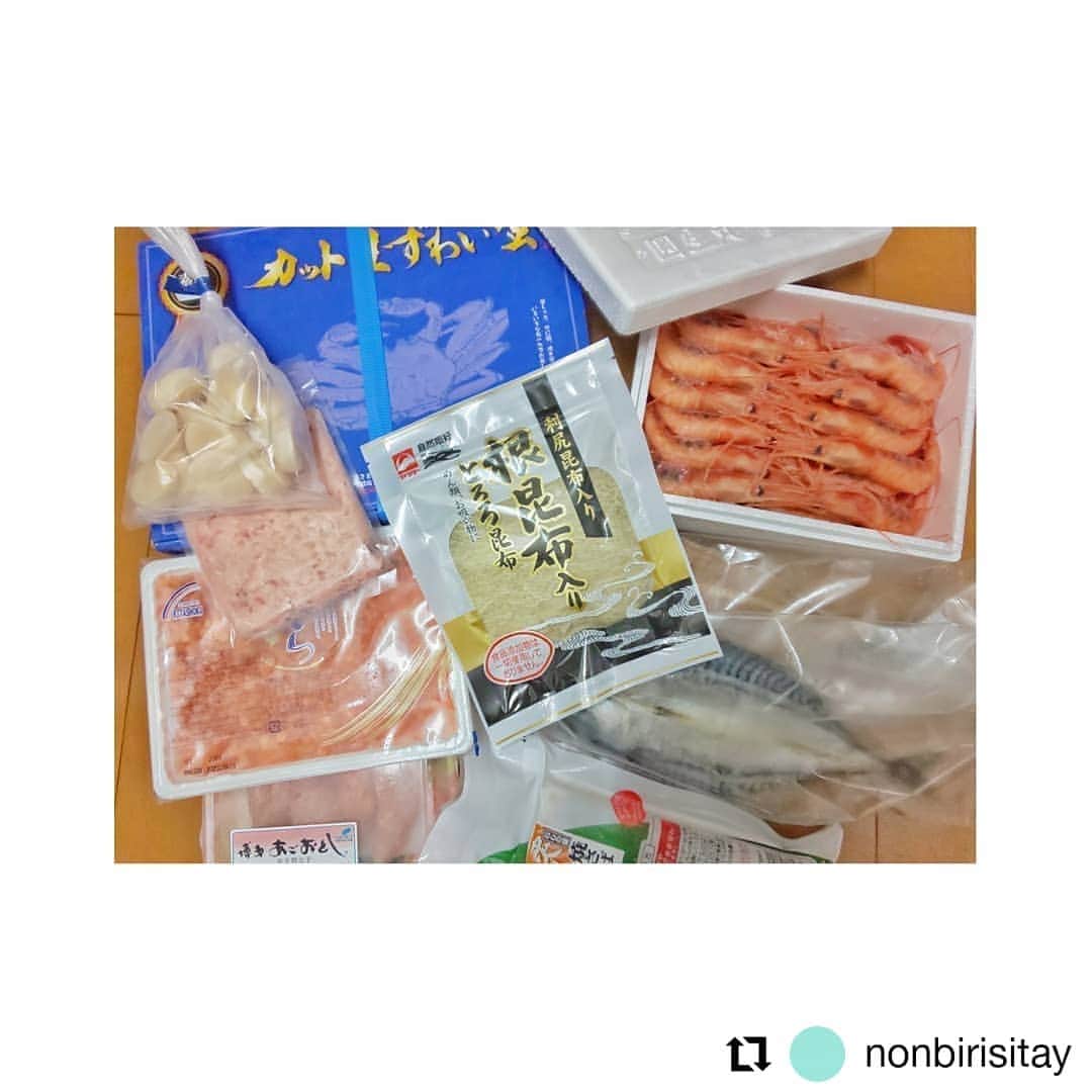 のインスタグラム：「こんにちは🦀 甲羅組です！  ふるさと納税、年内お届け分の出荷大急ぎで進めております(*`･ω･)ゞ  連日「届いたー✨」とお喜びのポストを して頂き嬉しいです🐟  本日のお写真は、そんなふるさと納税にて 海鮮福袋を選んで頂いたお客様のポストをリポストさせて頂きました😆💕  タグ付けありがとうございます！！  #Repost @nonbirisitay • • • • • • はじめてのふるさと納税🙋🏻‍♀️🍀  返礼品がす、すごいポテンシャルのものが来て震えがきたよ。  福井県の甲羅組さん🦀  食で家族を元気にしてあげられそう。 ありがとうございます。  #ふるさと納税返礼品 #甲羅組 #福井県敦賀市 #行ってみたくなりました #ありがとう」