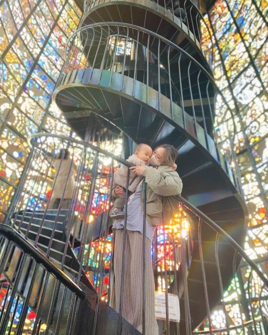 のインスタグラム：「友達が撮ってくれた壮大な親子写真☺️❤️笑 2020年終わる前に載せられていないものたくさん載せたいな〜 2021年はリアルタイムで更新したいなぁ〜(むり ㅤㅤㅤ #おもひで #箱根#箱根旅行#彫刻の森美術館」