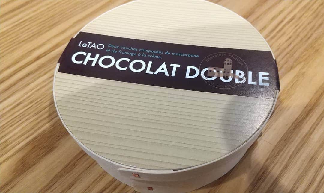 安田さちさんのインスタグラム写真 - (安田さちInstagram)「LeTAOおいしすぎる…😭❤️  普段あまりスイーツを食べない長女も、「ひとりで丸のまま食べたい！」と絶賛でした✨  #LeTAO #chocolatdouble  #切るの下手すぎ  #北海道スイーツ」12月27日 10時33分 - sachi.yasuda31