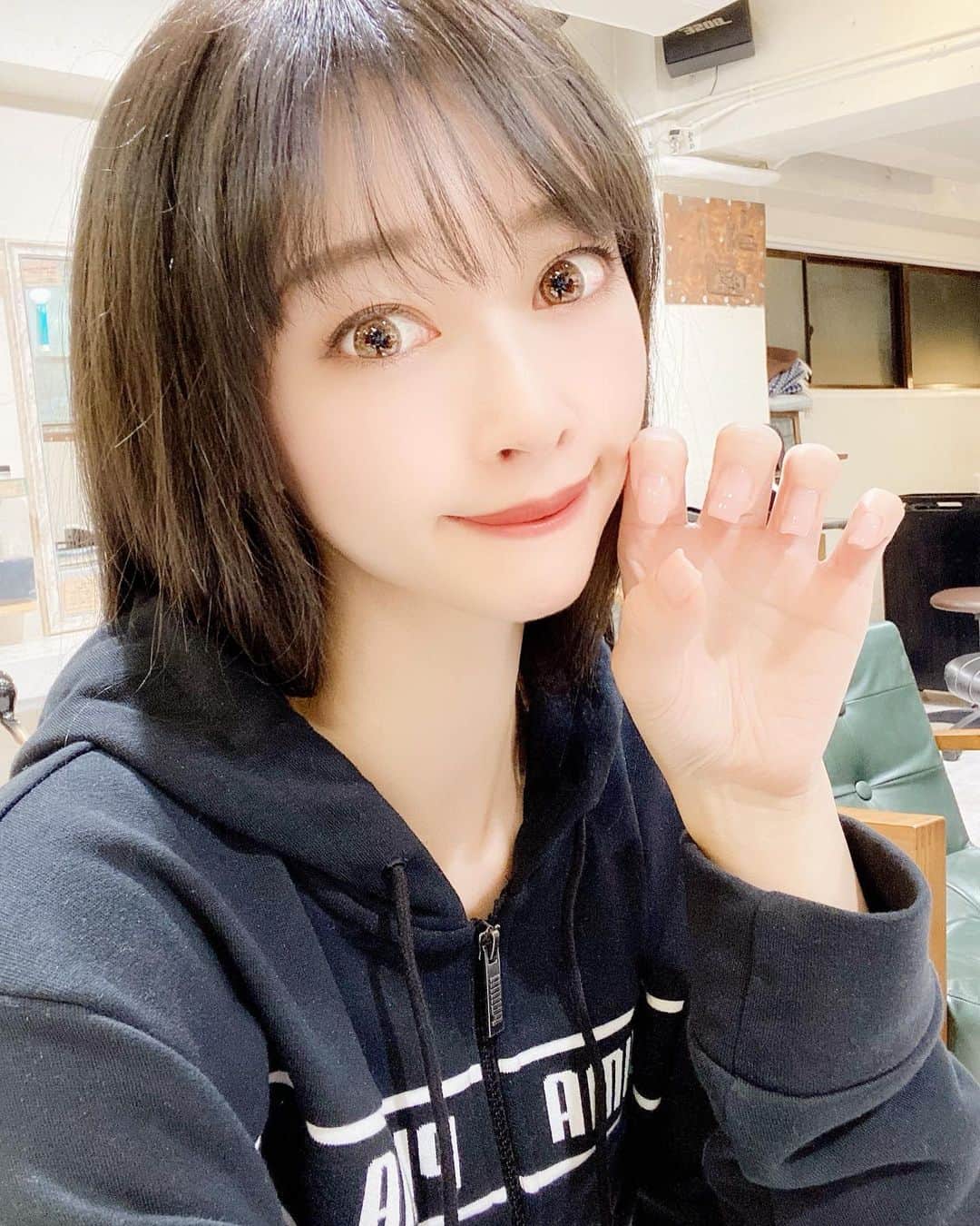のインスタグラム：「. . . . おはよう❤️ . 昨日はトレーニング終わりに年内最後の ネイルをしてきました💅 . GSTVのお仕事があるため毎回シンプルなネイルなのだけど いつも爪が綺麗だねって褒めてもらえることが 多くなってとても嬉しい🥺🌸 . @ees8w3ww さん今年も大変お世話になりました🙇‍♀️✨ . . . #nail #naildesign #クリアネイル #フレンチネイル #トゥーシューズネイル #シンプルネイル #puma #pumawomen #lalmamit #パーカー女子 #パーカーコーデ」