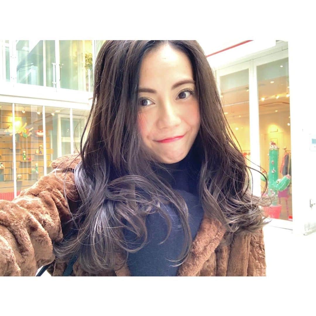 廣瀬麻伊のインスタグラム：「今年最後の美容院へ行ってきました。 冬らしい色味にして頂いた😌 @salon_de_sadam   ガサツいていたので、トリートメントも行って頂き、至れり尽くせり、感謝です😌 @kei_sadam  今年もありがとうございました。  そして、大好きな実姉が 一級建築士に合格した 特別なクリスマス🎄2020.12.25  頑張ってる姿を、目の当たりにしてたので 涙が。込み上げる。🥲 よかった、よかった、ホント、よかったぁ。🥲🥲  心から嬉しいです。🥲💐💐 姉はいつも尊敬の念にたえない存在です。  お姉ちゃん、ありがとうー😭❤️ おめでとうーー❤️❤️❤️❤️❤️❤️❤️」