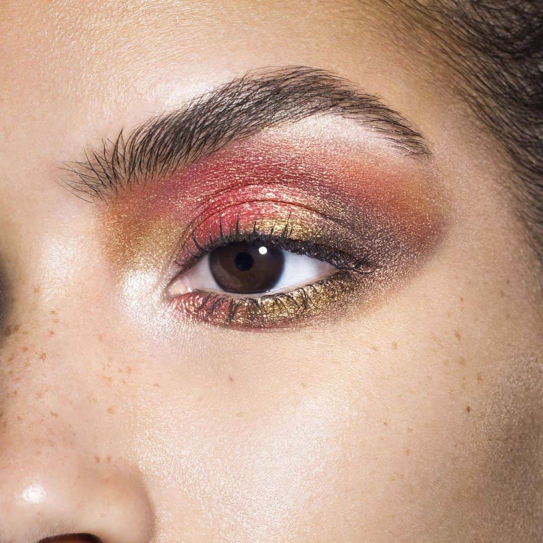 Revlonさんのインスタグラム写真 - (RevlonInstagram)「Get ready! NEW #RevlonSoFierce Prismatic Palette is High⚡️Voltage⚡️Color🔌  Discover your favorite shades at your local retailers next month.  Shown in shade Tantrum (965)」12月27日 11時00分 - revlon