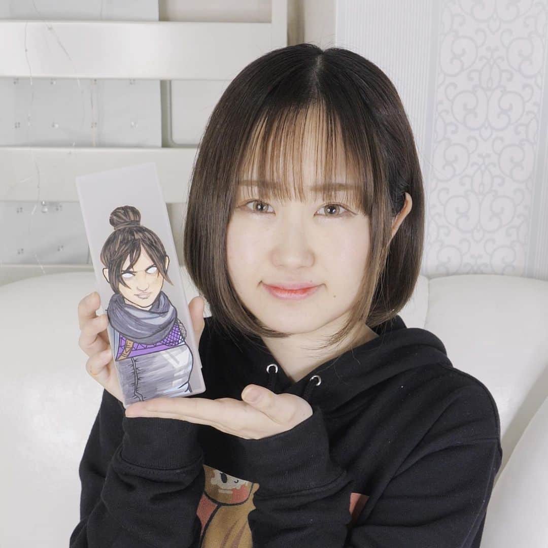 みのりんのインスタグラム：「プレゼント企画！！3つペンケースを作りました。いつもお世話になっている皆様とマネージャーさんにプレゼントしたいと思います！マネージャーさん用には今めちゃくちゃハマっているという Apex Legends のレイスを描いてみました！！かっこいい感じを表現できたかな？💦残りの2つのペンケースは動画から応募できますので、ぜひぜひチェックしてみてください！ Apex Legends はPS4やPCから無料で遊べるゲームなので、こちらのかっこいいキャラがうまく描けているかどうか、ぜひゲームでチェックしてみてね！  #apexlegends #apexcosplay #エーペックスレジェンズ #PR @playapex」