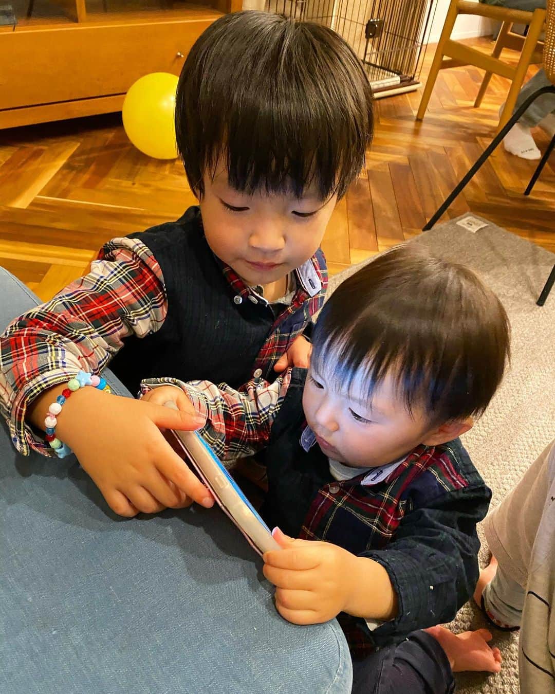 蒲生麻由のインスタグラム：「仲良しペアルックス♪  #男の子ママ #兄弟リンクコーデ  #おそろコーデ #tommyhilfiger」