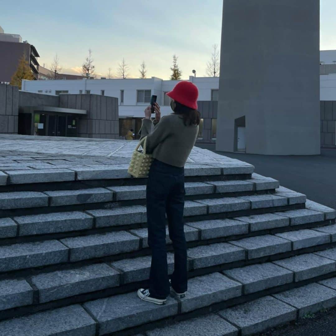 保坂美亜のインスタグラム：「中も素敵だったなー。夕陽でできたオレンジの影」