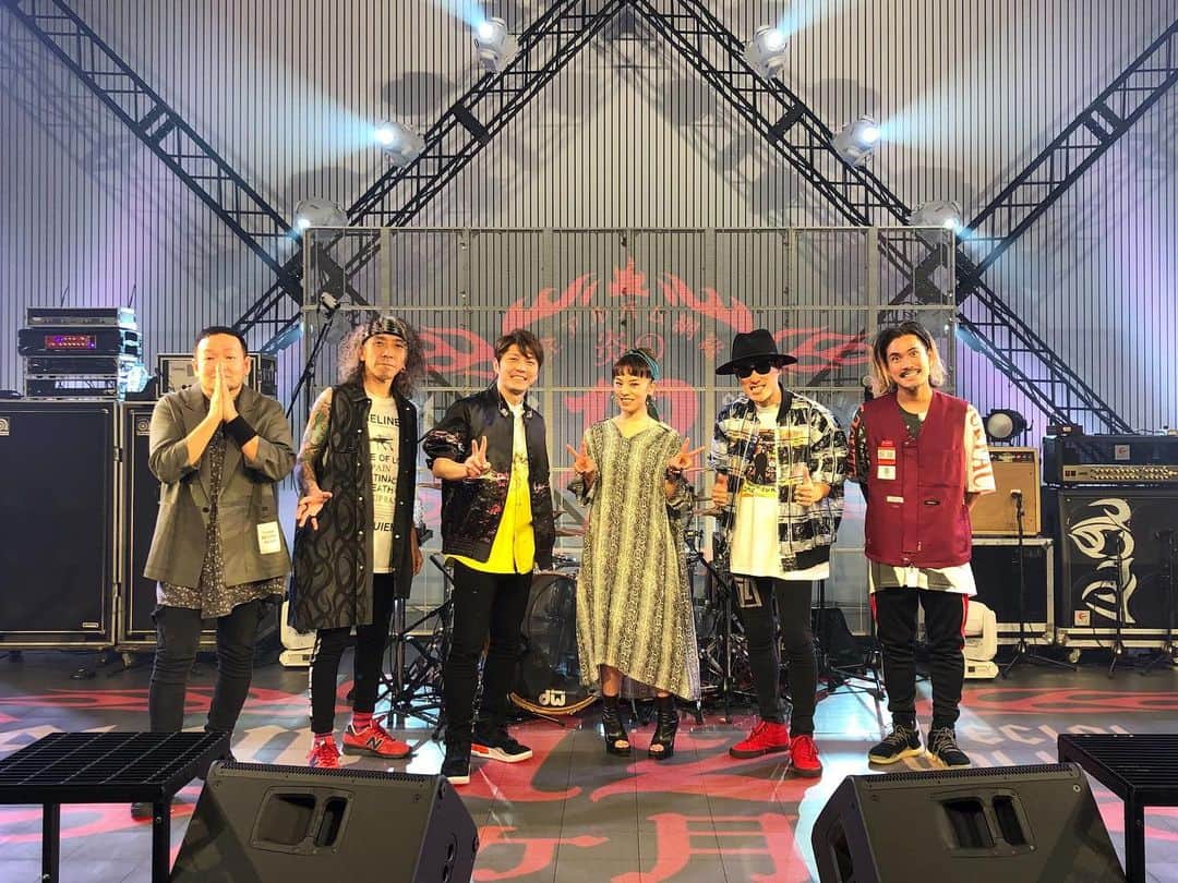 azumiのインスタグラム：「昨夜は #FLOW炎の12ヶ月  『アイル』から『陽だまり feat.azumi from wyolica』を歌わせていただきました😊 渋公、10周年ライブからの3回目。楽しかったー！ 久々のFLOW、やはりいい奴だらけで最高だし、元々骨太なバンドがさらに説得力が増してむちゃくちゃカッコ良かったです。自走力ハンパない。 元同じ事務所で思い出話MCもZOOM打ち上げも今年のモヤモヤが吹っ飛ぶくらい楽しかった。 日清パワーステーションで歌えたのも嬉しかったな〜✨ FLOWのみんな、ファンの皆さん、スタッフの皆様、ありがとうございました😊 アーカイブは今日までです。 皆様ぜひ。最高のライブだよー！  https://nissin-ps.com/live/show/live/11 #FLOW #wyolica #azumi  #日清 #日清パワーステーション」