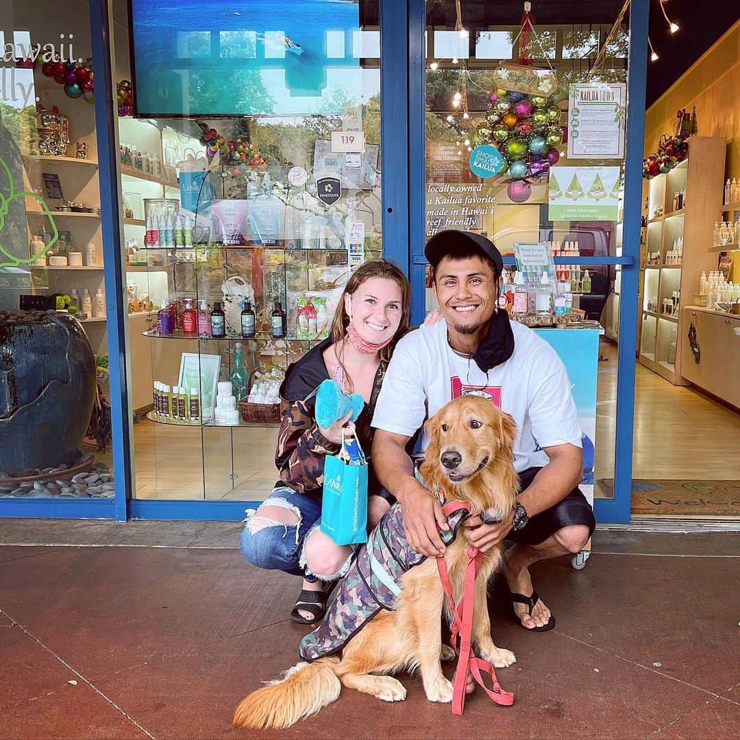 Lanikai Bath and Bodyさんのインスタグラム写真 - (Lanikai Bath and BodyInstagram)「Oh what fun! Our furry friend @humphreysaccaro stopped in today to get his Lanikai Poi Dog fix. Ready to pawty & wag into the New Year with his Aloha Dog Company collar & leash. 🐶  #dogshampoo #lab #dogbone #dogtreat #natural #allergyfree #puppy #love #lanikai #hawaii #natural #organic #mango #dogs #bathtime #spa #giveaway #free #win #contest #hawaiigiveaway #giveawaychristmas #sand #melekalikimaka #lanikaibathandbody」12月27日 11時19分 - lanikaibathandbody